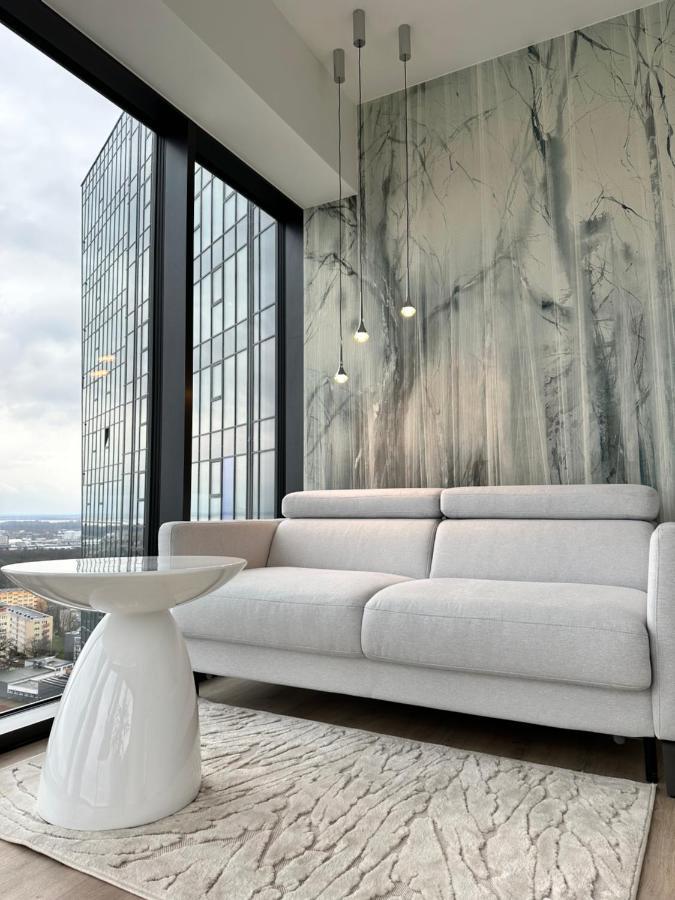 White Sky 20 Hanza Tower- Free Parking *