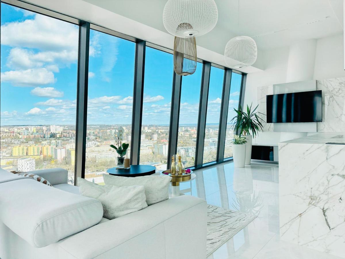 White Sky 20 Hanza Tower- Free Parking *