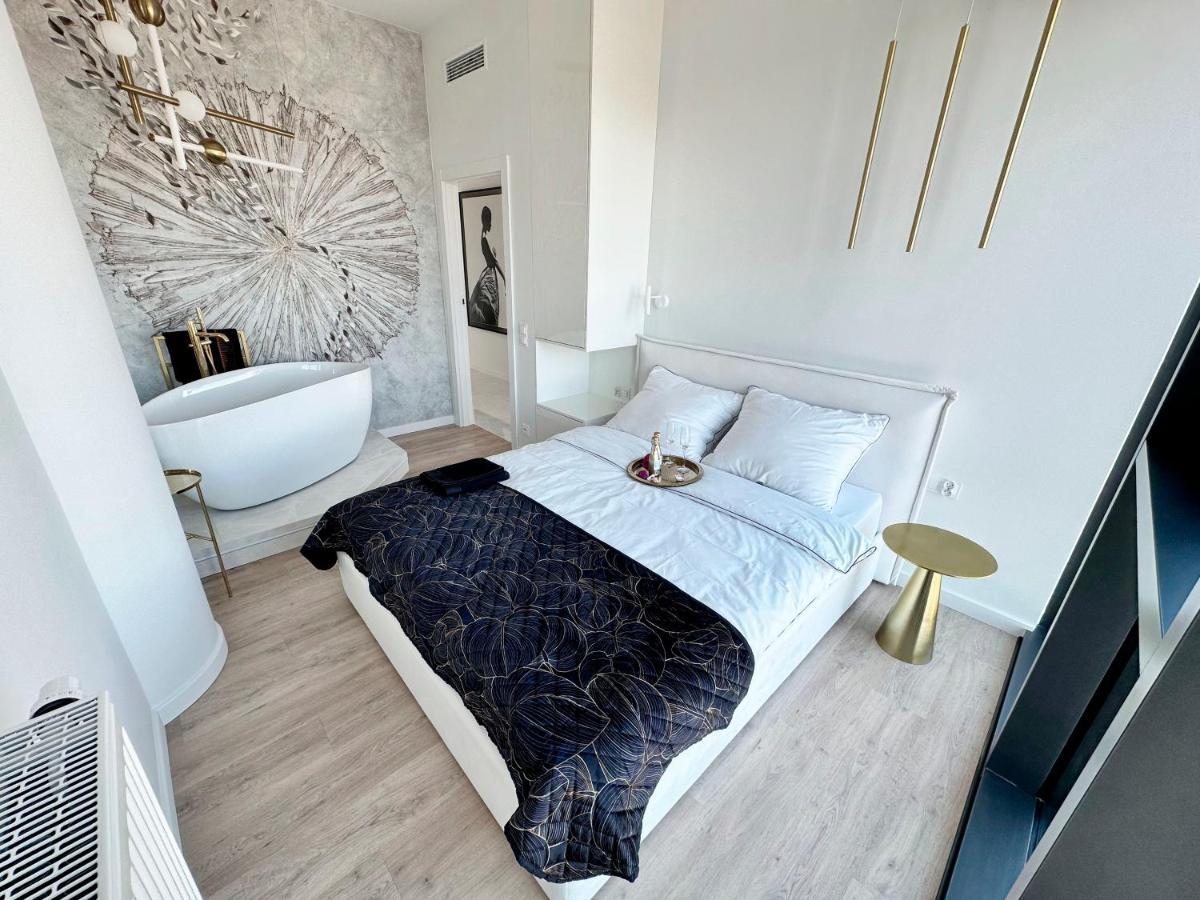 White Sky 20 Hanza Tower- Free Parking